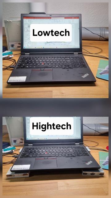 Zwei Fotos übereinander. Oberes Bild: Laptop, aufgeklappt, auf einem Holztisch. Ein weißes Textfeld wurde über den Bildschirm gelegt. Darauf steht in schwarz "Lowtech".
Bild darunter. Dasselbe Szenario, aber das Laptop steht aufgebockt auf Holzklötzen, damit der Lüfter bei der Hitze nicht durchdreht. Auf dem Textfeld steht jetzt: "Hightech".