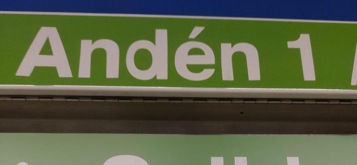 Letras de lo que en la bolsa venía como Helvetica pegadas en el cartel de aquella manera