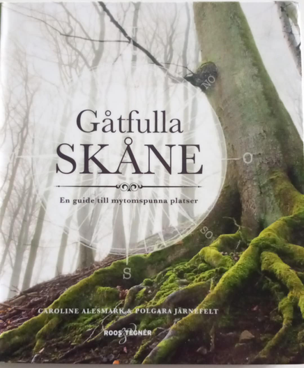 Ett bokomslag med bild,av trädstam och misstänkta slingrande rötter.

Titel: Gåtfulla Skåne, en guide till mytomspunna platser.