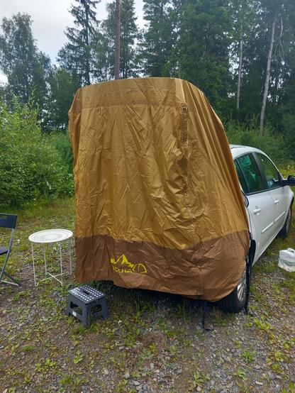 Min bil med baklucketält, en pall en stol och ett brickbord