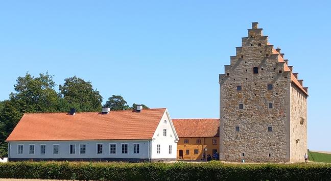 Glimmingehus sett från gaveln,  med intilliggande nyare byggnader