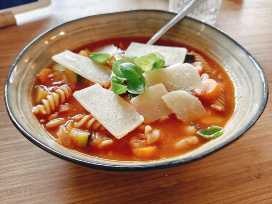 Minestronesoep met parmezaanse kaas en basilicum (en chilipeper voor een kick)