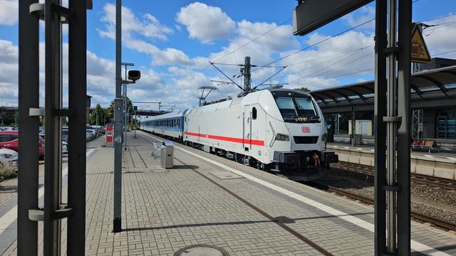 BR 105 mit Bimz Wagen in LuWi einfahrend