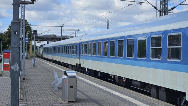Interregio Wagen mit zwei Loks am Ende