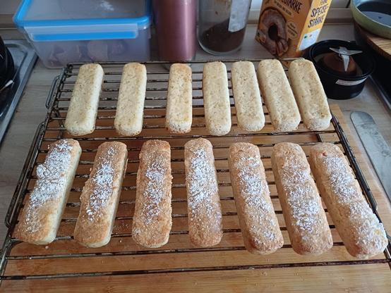 Grelha com savoiardi veganos esfriando