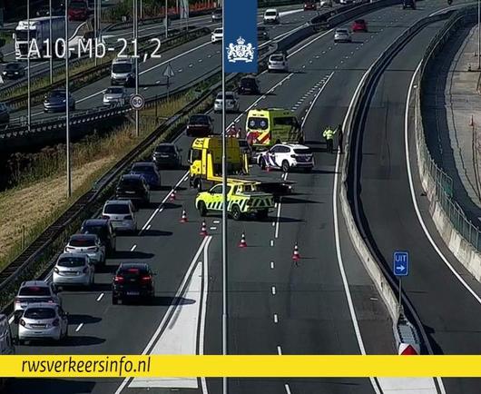 Een ongeval op knooppunt De Nieuwe Meer. Rijkswaterstaat, ambulance, berger en politie zijn aanwezig.