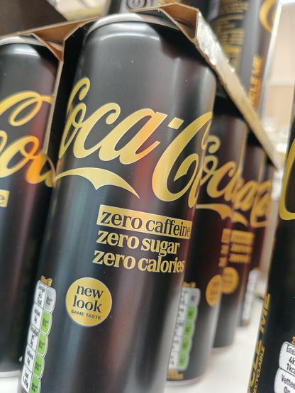 Blikje Coca Cola met de tekst, zero caffeine, zero sugar, zero calories