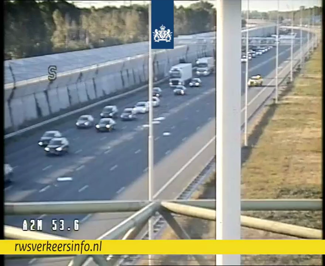 Weginspecteur haalt voorwerpen van de weg