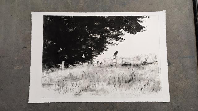 Monotype à l'encre noire, format paysage, montrant un rapace perché sur un poteau de clôture au bord d'une forêt.
