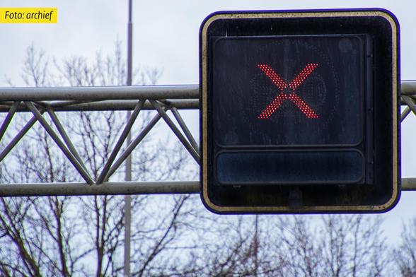Een foto uit het archief van een kruis boven de weg.