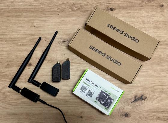 Drei Verpackungen von Seeed Studio. Vier USB Mesh-Companions und ein L1 e-Ink Companion-Bausatz