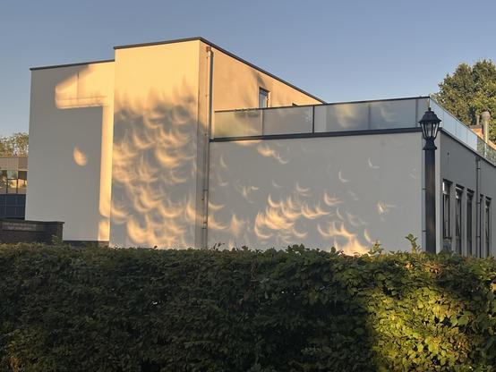 Sikkeltjes van licht op een gebouw