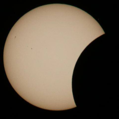 Sonnenfinsternis: Teilweise vom Mond verdeckte Sonne, in Büsum fotografiert.