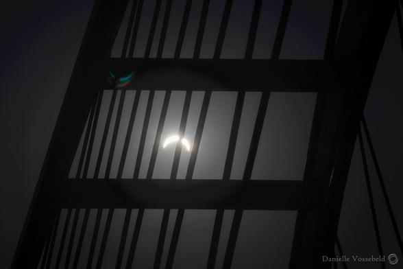 Tegenlicht van een deel van de gele brug en een nageltje zon.