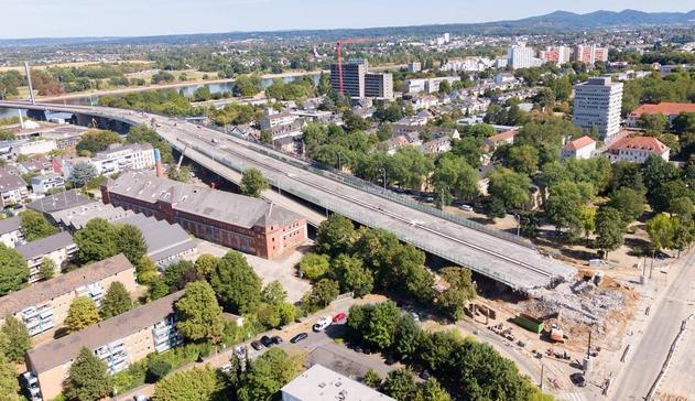 Die gesperrte Bonner Rheinbrücke (Friedrich-Ebert-Brücke) mit teilweise wegen Baufälligkeit abgerissener Vorlandbrücke