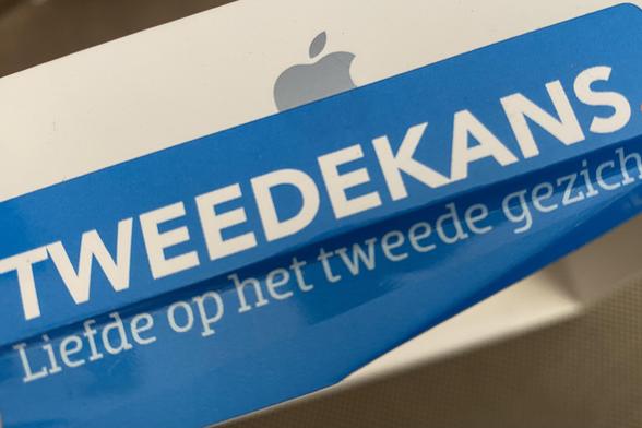 Sticker op doos: 
TWEEDEKANS
Liefde op het tweede gezicht

Met eronder een Apple logo.
