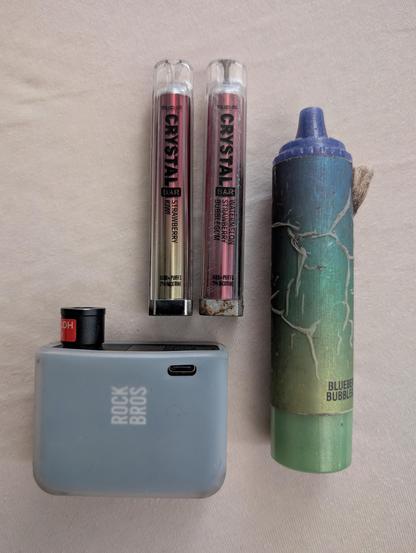 4 vapes: ROCK BROS, BLUEBERRY BUBBLEGUM, 2x CRYSTAL BAR STRAWBERRY