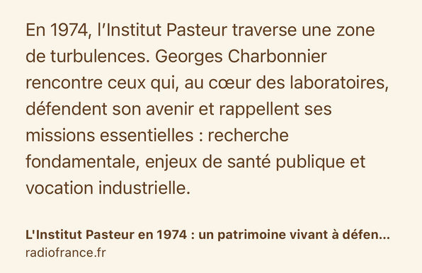 Text Shot: En 1974, l’Institut Pasteur traverse une zone de turbulences. Georges Charbonnier rencontre ceux qui, au cœur des laboratoires, défendent son avenir et rappellent ses missions essentielles : recherche fondamentale, enjeux de santé publique et vocation industrielle.