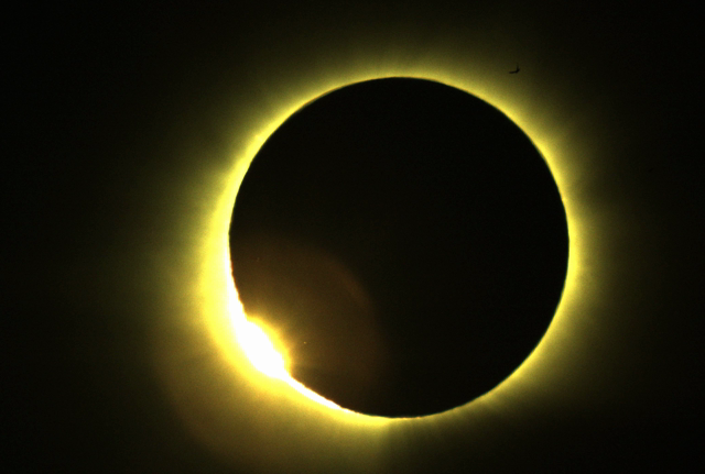 video der totalen Phase der Sonnenfinsternis. Zu sehen ist der Ring der Corona sowie Konturen von vorbeifliegenen Vögeln