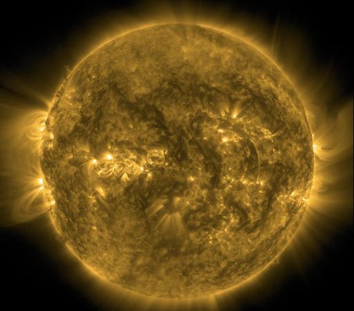 Die ganze erdzugewandte Seite der Sonne in gelber Farbe. Während auf der Oberfläche nur wenige hellere Gebiete zu erkennen sind, sehen die Ränder links und rechts spektakulär aus. Da reichen auf beiden Seiten etwa in Äquatorhöhe Strahlenbündel weit ins Schwarz des All hinaus.
