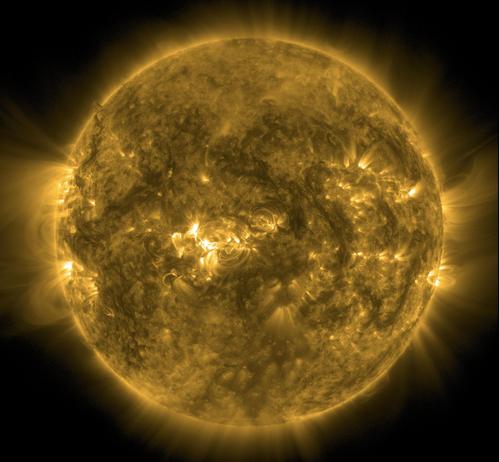 Die ganze erdzugewandte Seite der Sonne in gelber Farbe. Links und rechts gehen vom Rand weit ins All reichende Strahlen aus, wie das gestern schon der Fall war. Etwa in der Bildmitte und damit auch in der Mitte der Oberfläche eine helle Region, bei genauerer Betrachtung aus mehreren kleinen fast weißen Stellen bestehend. Dieser Aktiven Region unterliegen einige Sonnenflecken, die allerdings nicht in dieser Aufnahme sichtbar sind, sondern auf anderen zeitgleichen Bildern des Satelliten zu erkennen sind.