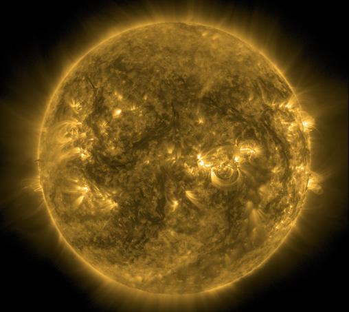 Die ganze erdzugewandte Seite der Sonne in gelber Farbe. Auf der Oberfläche ein gutes Dutzend hellerer Stellen oberhalb und unterhalb des Äquators. Links und rechts davon an den Rändern nur noch ganz schwache Strahlen, wo in den letzten Tagen noch ein spektakuläres „Feuerwerk“ war.