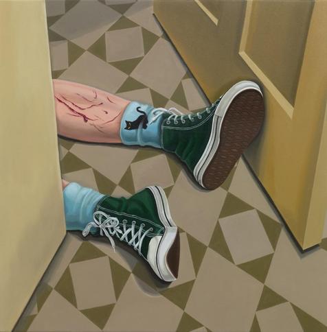 un corps allongé sur le carrelage de la cuisine, les jambes griffées, des chaussettes chat aux pieds