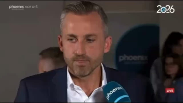 Lena Mosel interviewt erst Ulrich Siegmund und dann Alice Weidel von der AfD. Dazwischen werden aeltere Statements eingeblendet!