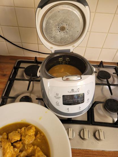 A yumasia rice cooker that can slow cook small amounts of food for lunches and dinners.
