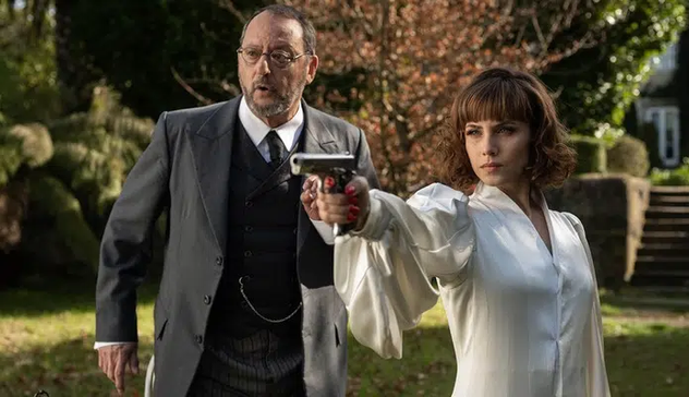 poster de A Private Affair (Un asunto privado). Jean Reno next to Aura Garrido, a young woman dressed in white holding a gun to something out of the frame