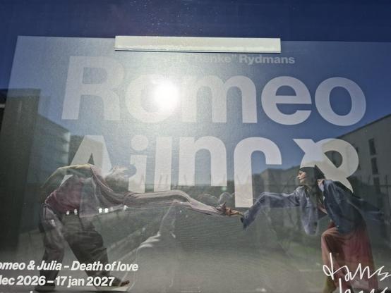 Reklamaffisch med orden "Romeo och Julia" men "& julia" är uppochner och bakfram och shit