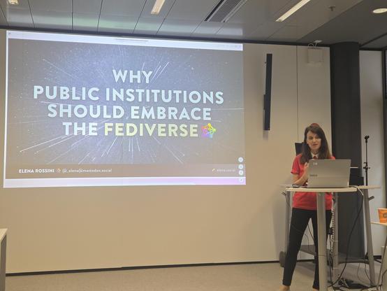 Elena Rossini on stage with the slide saying "why public institutions should embrace the fediverse"