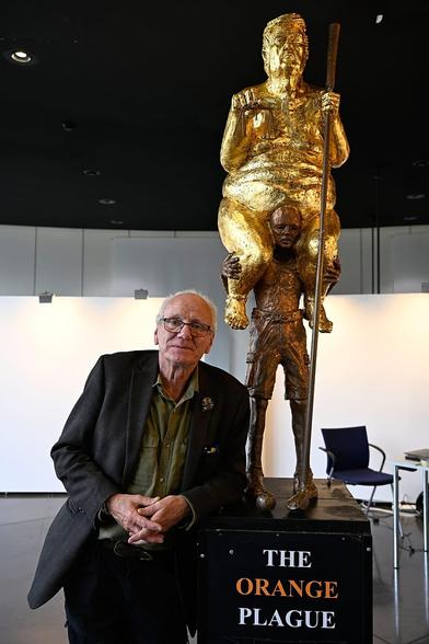 Statue of a corrupted president on the shoulders of a smaller man!