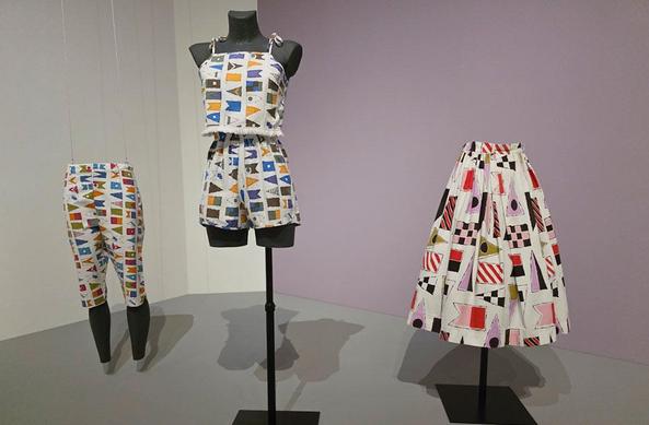 Er waren ook textiles, van onder andere Andy Warhol en zo. Ik miste Lucienne Day want die had er zo mooi bij gepast, legde ik uit. We liepen door en zowaar, op een bladzijde van uitleg over Warhol en zo stond ook een foto van een ontwerp van Lucienne Day.