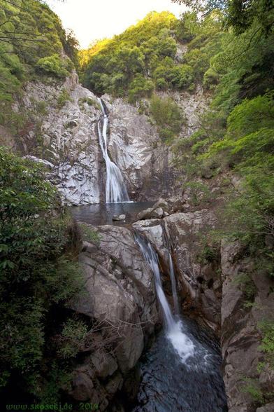 In zwei kleine Seen ergiesst sich ein kleiner Wasserfall.