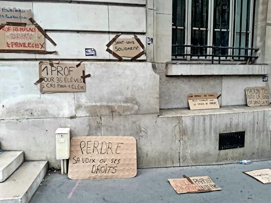 Pancartes et autocollants scotchés au mur ou au sol.

Quelques messages : 

Le bac, pas les matraques

1 prof pour 35 élèves, 5 CRS pour 1 élève

Un emploi du temps plus chargé que le casier de Marine

prof remplacé = droit pas privilège

Et les classiques
Macron t'es foutu, la jeunesse est dans la rue
et
Police partout, justice nulle part.