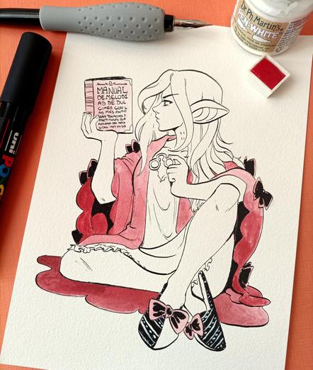 Dibujo de Liliidae en camisón, bata y zapatillas sosteniendo unas gafas de pinza mientras lee un libro sentada en el suelo. Alrededor del dibujo hay distintas herramientas como plumilla, tinta, etc.
