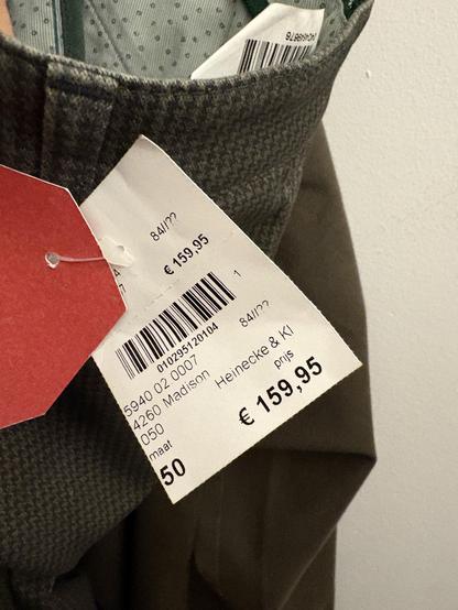 Een prijskaartje op een broek.