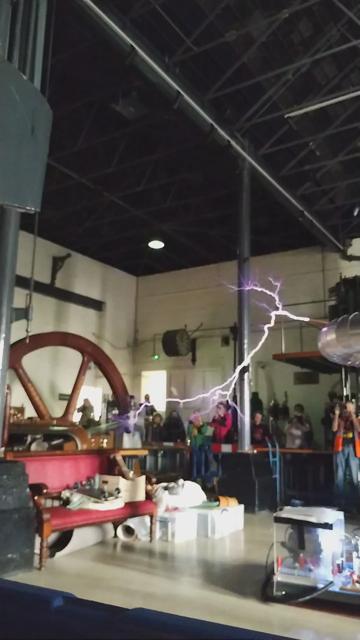 Big tesla coil goes zzz and has long purple sparks at least 1.5m long
