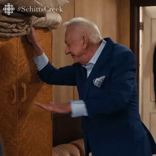 Old man from Schitts Creek broke into laughter "I... I can't breathe."