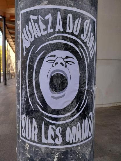 Affiche collée sur un pilier, en noir et blanc très contrasté
Nunez a du sang sur les mains
au centre un visage de jeune qui hurle la bouche grande ouverte.
