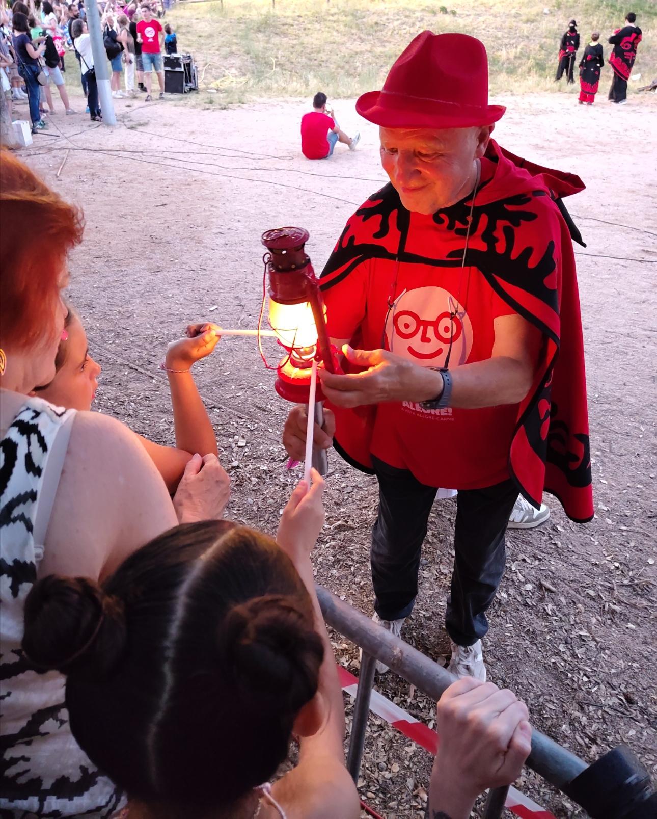 Quinqué amb la flama del Canigó.