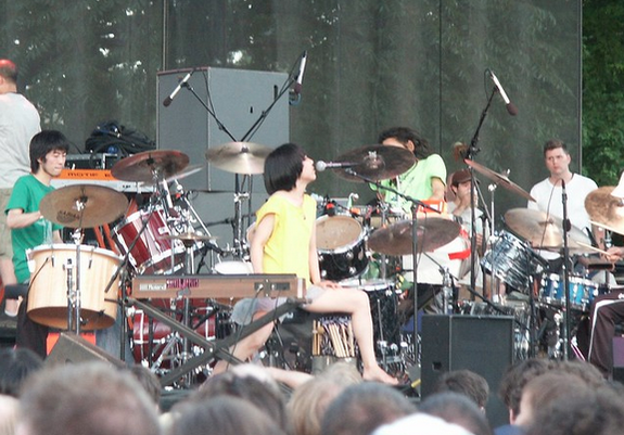 Boredoms onstage, Yoshimi singing