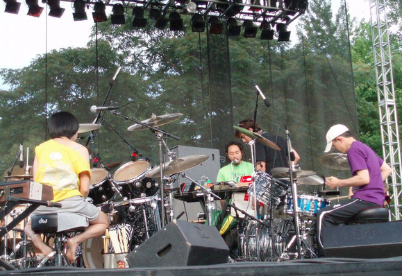 Boredoms onstage, Eye playing keyboards