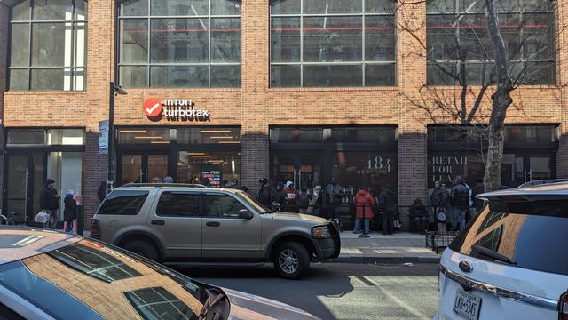 people lined up outside turbotax outlet