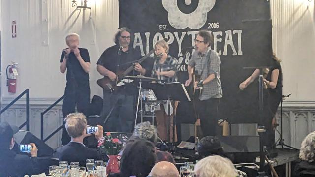 Yo La Tengo with Peter Stampfel & Stephanie Coleman (blocked by speaker)