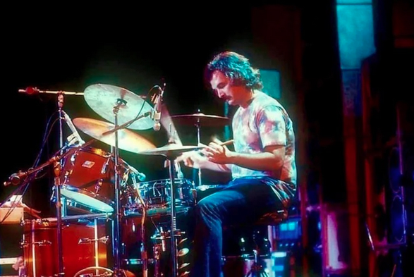 Billy Kreutzmann plays drums