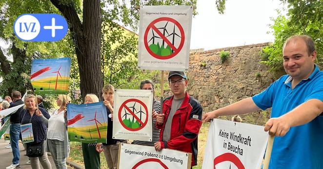 Gegenwind-Initiativen aus dem Landkreis Leipzig demonstrierten vor der Kreistagssitzung in Borna gegen den Ausbau der Windkraft.