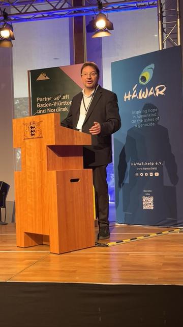 Dr. Michael Blume bei einer Rede in Berlin. 