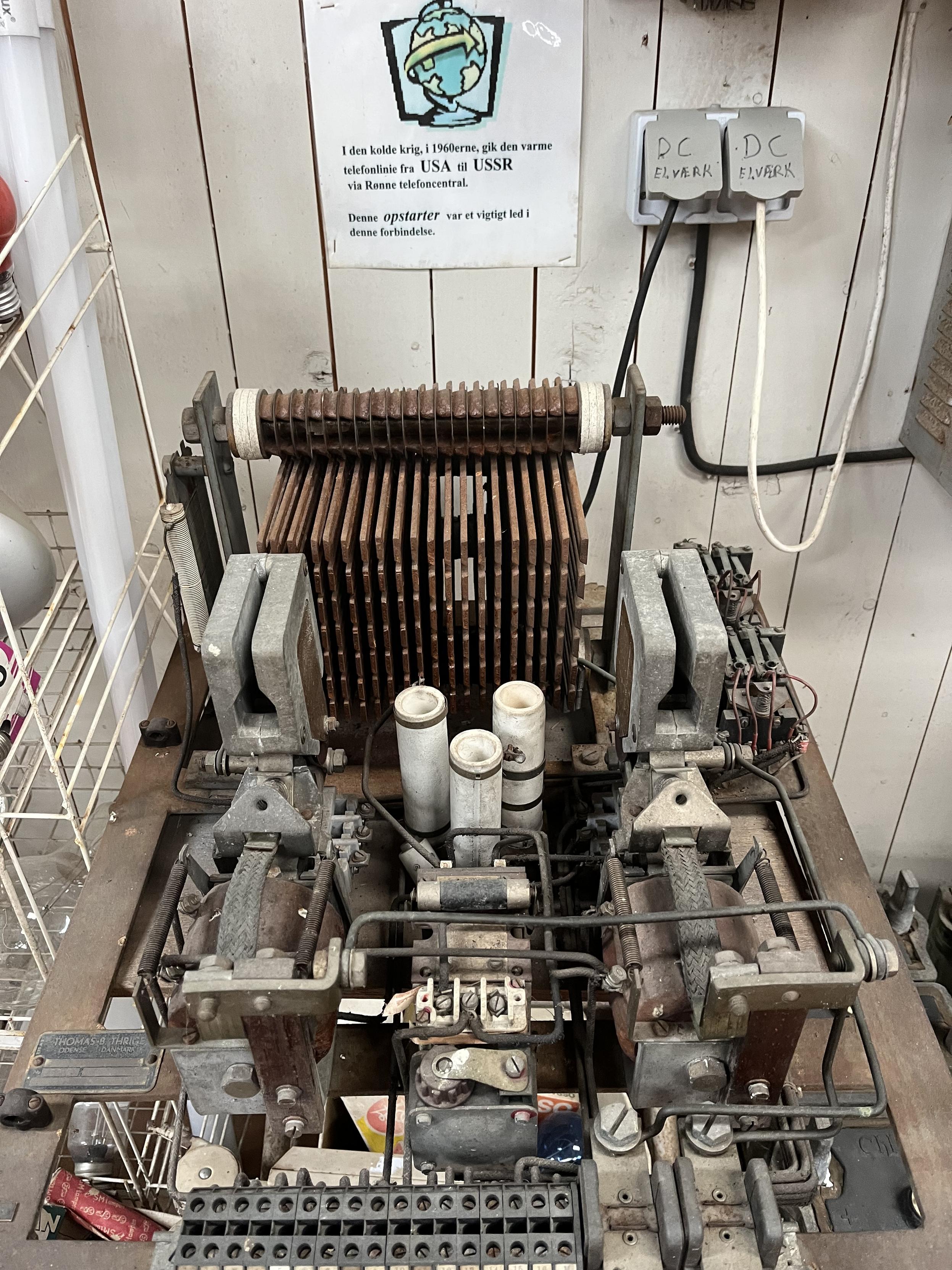Dette kaldes tilsyneladende en opstarter, og det er en telefonlinje. Den er 100x80x40 cm, og det er bogstavelig talt en del af den varme linje mellem USA og USSR, som åbenbart gik igennem Rønne telefoncentral.
